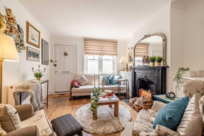 Royal Windsor Castle Cottage with alfresco dining and parking SL4 2 bed 1 bath characterful (6 occupancy)